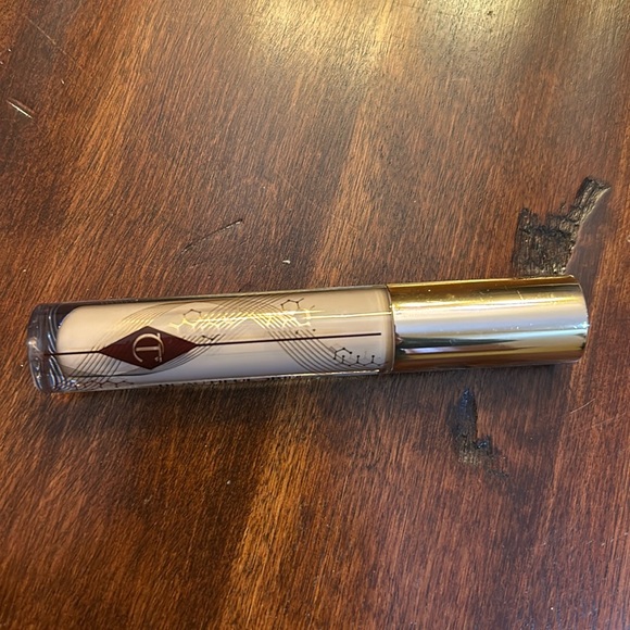 NWOT Charlotte Tilbury Radiant Skin Concealer 4 - Picture 1 of 1